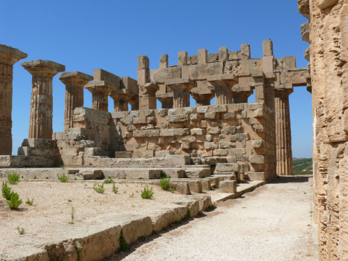 Selinunt - Świątynia E - jej 68 kolumn dżwiga część oryginalnego belkowania #Sycylia #Selinunte
