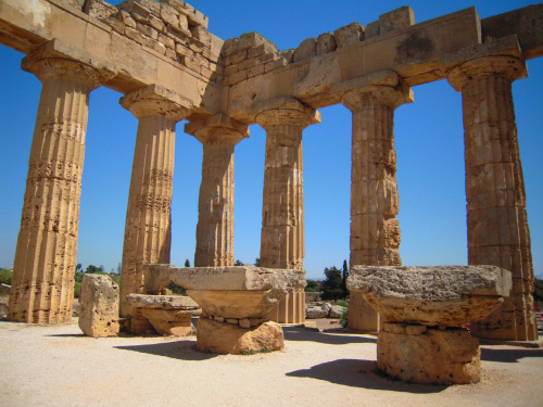 Świątynia E ma 38 kolumn #Sycylia #Selinunte