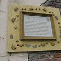 Tablica informacyjna na ścianie #TwierdzaPrzemyśl #FortVIII #Łętownia