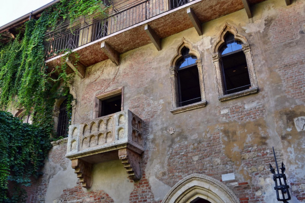 Słynny balkon Julii w jednej ze średniowiecznych kamienic #Adyga #Arena #balkon #Bazylika #Julii #miasto #Most #Romea #rzeka #Szekspir #Veneto #Verona #Werona #Włochy