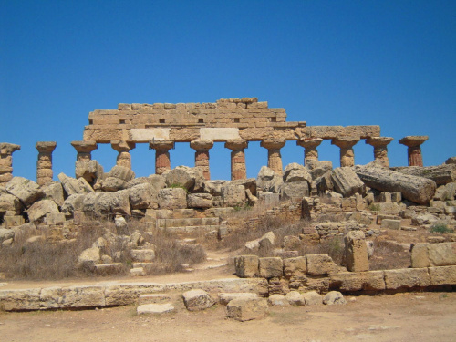 Świątynia C miała po 6 kolumn na bokach krótszych i po 17 na dłuższych #Sycylia #Selinunte