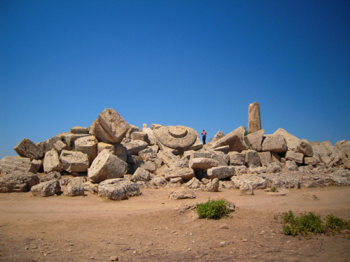 Świątynia G jest dzis potężnym zwaliskiem kamieni ze stojącą pośrodku samotną kolumną #Selinunte #Sycylia