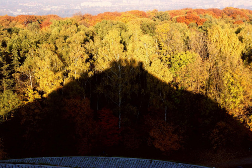 cień kopca J.Piłsudskiego na tle kolorów jesieni #KopiecPiłsudskiego #jesień