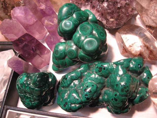 Malachity (zielone) i ametysty (fioletowe z lewej)