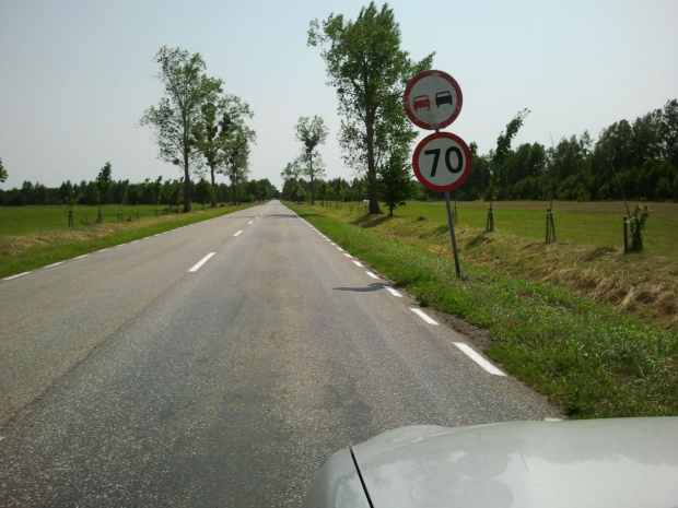 Koleiny - brak oznaczenia, ale ograniczenie do 70 km/h jest! Tylko dlaczego zakaz wyprzedzania? I dlaczego znaki poziome nie są tożsame z pionowymi? Droga krajowa nr 63 z Pisza.