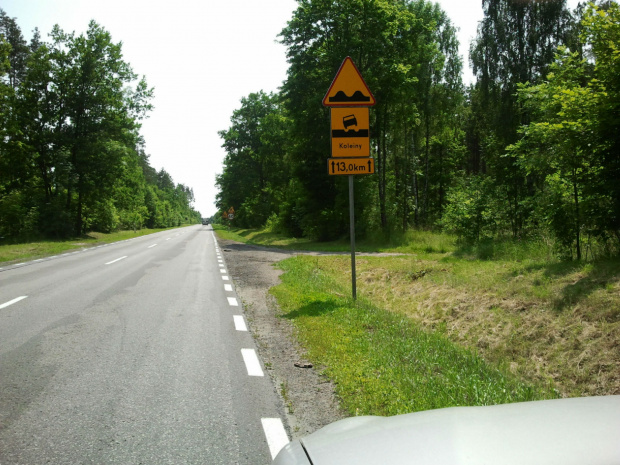 O tak! Koleiny przez 13km. Wystarczy jeszcze tylko ograniczyć prędkość(znak w tle) i jesteśmy cacy i w porządku względem kierowców!