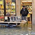 wysoka woda w Wenecji, gumowce po 5 eu, nieźle.