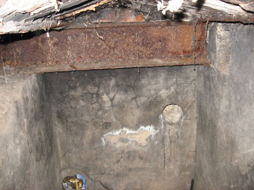 Wnętrze bunkra, pomieszczenie pod podłogą, tuż przy wejściu #bunkier #TwierdzaKraków