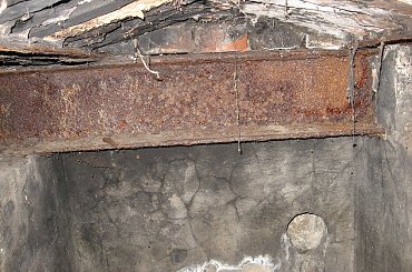 Wnętrze bunkra, pomieszczenie pod podłogą, tuż przy wejściu #bunkier #TwierdzaKraków