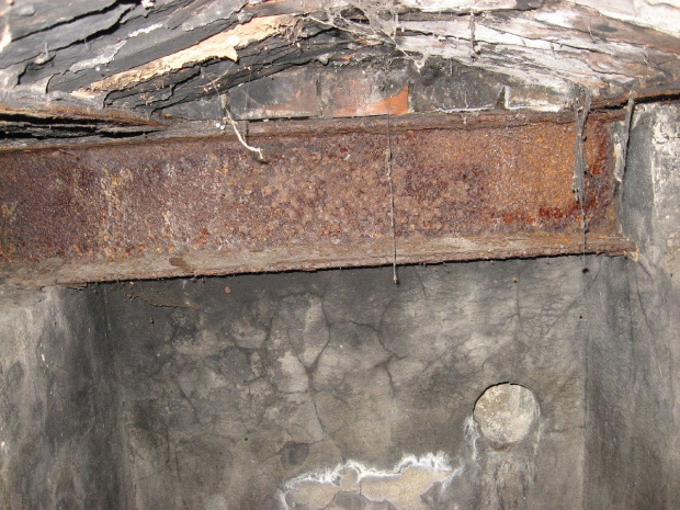 Wnętrze bunkra, pomieszczenie pod podłogą, tuż przy wejściu #bunkier #TwierdzaKraków