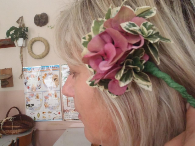 Słuchacze Studium Florystycznego kształcącego w zawodzie florysta w ramach zajęć praktycznych wykonują m.in. przypinki do włosów- zdjęcia udostępniła Renata Galas #Sobieszyn #Brzozowa