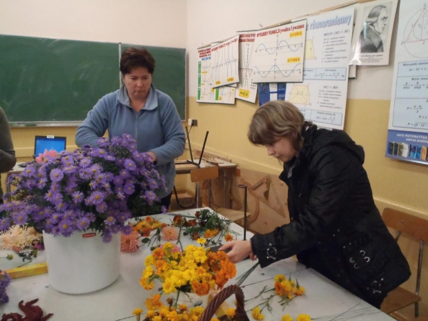 Słuchacze Studium Florystycznego kształcącego w zawodzie florysta w ramach zajęć praktycznych utrwalali wykonanie technik drutowania- zdjęcia udostępniła Renata Galas #Sobieszyn #Brzozowa