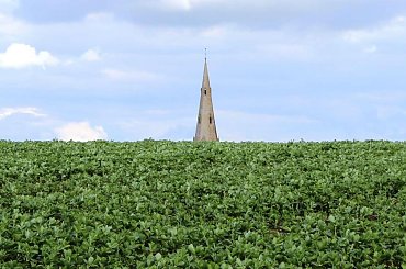 Wieża kościoła w Keyston #Wieża #niebo