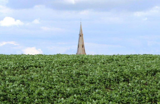 Wieża kościoła w Keyston #Wieża #niebo