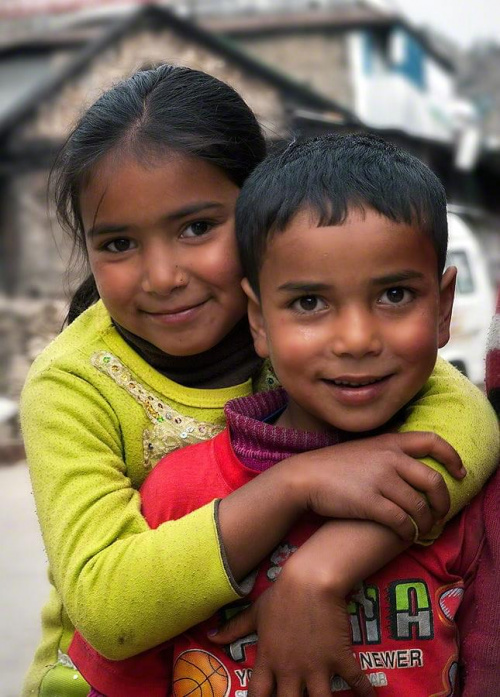 w kazdej odwiedzanej miejscowosci tlumy usmiechnietych dzieci #góry #Himalaje #ludzie #natura #Nepal #przyroda