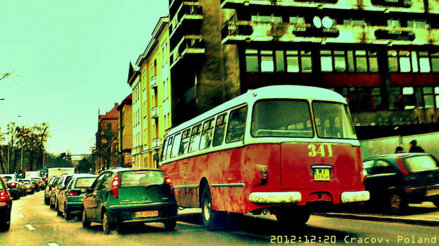 autobus czerwony po ulicach mego miasta mknie