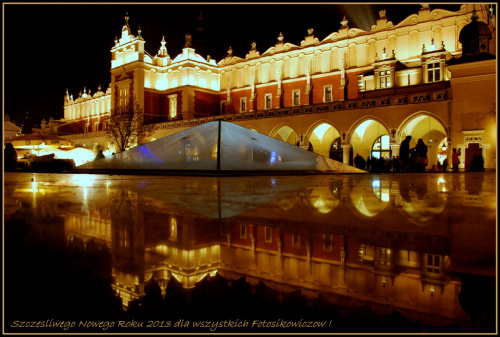 Noworoczne życzenia przesyłam z Krakowa dla wszystkich Fotosikowiczów :) Tak wygląda Rynek w przeddzień zabawy sylwestrowej :)