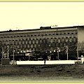 Hotel Cracovia został wybudowany w latach 1961-1964 według projektu Witolda Cęckiewicza, w 2011 roku wpisany do rejestru zabytków. Obecnie służy jako wieszak na reklamy, podobnie jak Hotel Forum nad Wisłą