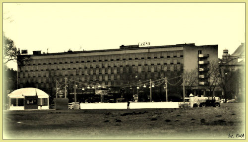 Hotel Cracovia został wybudowany w latach 1961-1964 według projektu Witolda Cęckiewicza, w 2011 roku wpisany do rejestru zabytków. Obecnie służy jako wieszak na reklamy, podobnie jak Hotel Forum nad Wisłą