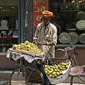 handlarz owocow w Kathmandu #góry #Himalaje #ludzie #natura #Nepal #przyroda