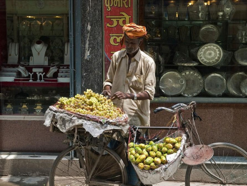 handlarz owocow w Kathmandu #góry #Himalaje #ludzie #natura #Nepal #przyroda