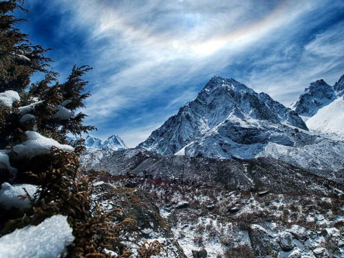 widok ze szlaku #góry #Himalaje #ludzie #natura #Nepal #przyroda