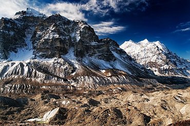 widok na ogromny lodowiec, ktorego wielkosci nie jest w stanie oddac zadna fotografia #góry #Himalaje #ludzie #natura #Nepal #przyroda