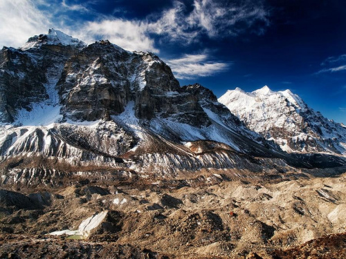 widok na ogromny lodowiec, ktorego wielkosci nie jest w stanie oddac zadna fotografia #góry #Himalaje #ludzie #natura #Nepal #przyroda