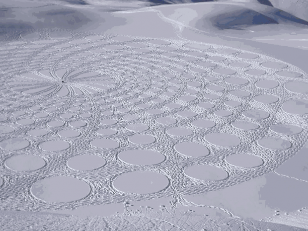 Zdjęcie z Internetu. Takie wzory na śniegu wydeptuje pan Simon Beck z Anglii.