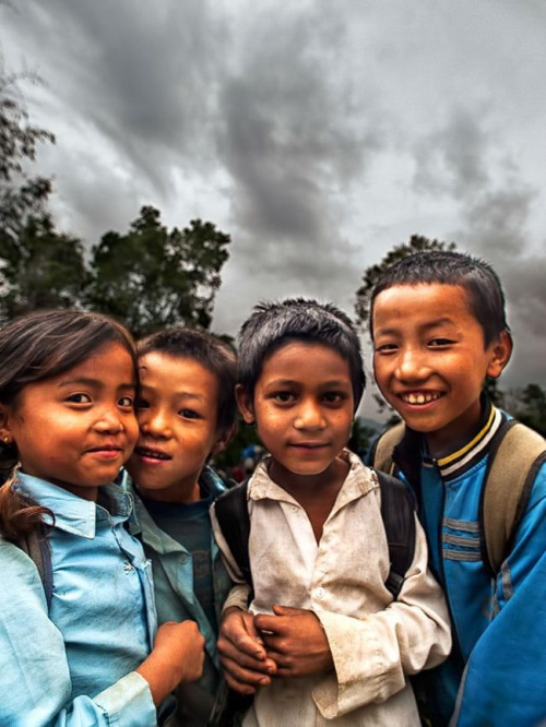 dzieciaki po szkole #góry #Himalaje #ludzie #natura #Nepal #przyroda