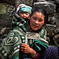 miejscowość Gunsa, z dala od turystycznych szlaków, wózek dla dziecka jest tam rzeczą nieznaną ,dzidzia chyba nie narzeka, czuje sie pewniej przy mamie... #góry #Himalaje #ludzie #natura #Nepal #przyroda