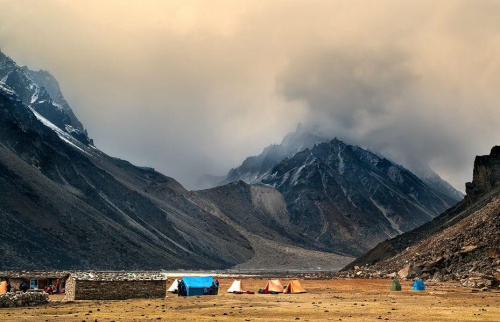 to tez fotka do zdjecia http://www.fotosik.pl/pokaz_obrazek/67aff6074dc742cb.html , nagla zmiana pogody i krajobraz zupelnie inny, a na pierwszym planie nasze namioty bo i tam wlasnie spalismy #gory #Himalaje #ludzie #natura #Nepal #przyroda