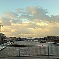 Wisła z okien szybkiego tramwaju jadącego Mostem Powstańców Śląskich, widoczna Kładka Ojca Bernatka i za nią Most Piłsudskiego (niebo nad Krakowem w dniu 31 stycznia 2013)