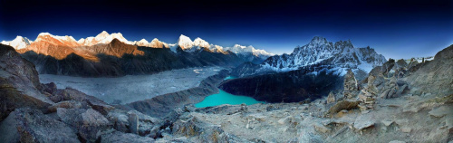 Druga panorama z widokiem na najwyższe szczyty. Mniej więcej pośrodku zdjęcia nad brzegiem jeziora widać małe niebieskie punkciki, to wioska z domami. #góry #Himalaje #ludzie #natura #Nepal #przyroda