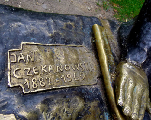 W Parku Andersa w Szczecinie jest pomnik, na podróżnym kufrze siedzi prof. Jan Czekanowski (wybitny afrykanista) ubrany w strój odkrywców Afryki z XIX wieku; a obok przysiadła sobie Dominika :)) #lato #park #pomnik #Szczecin