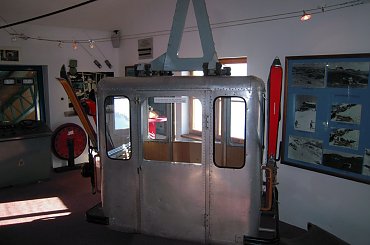 Jeden z pierwszych wagoników kolejki na Hahnekamm #Alpy #Austria #góry #narty