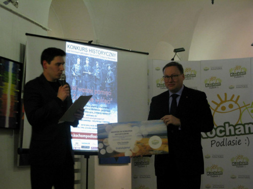 Pan Senator Grzegorz Bierecki prezentuje nagrodę główną
