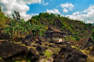 osamotniony domek na szlaku #gory #Himalaje #ludzie #natura #Nepal #przyroda
