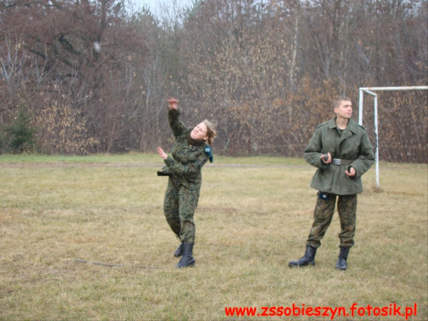 Listopadowe zgrupowanie klas wojskowych- rzut granatem do celu #Sobieszyn #Brzozowa #KlasyWojskowe #ZespółSzkółWSobieszynie
