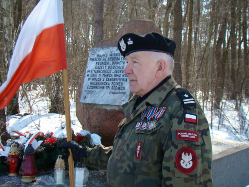 Z flagą narodową mjr d.s. Wiesław Kuca #PttkStaszówOdwet