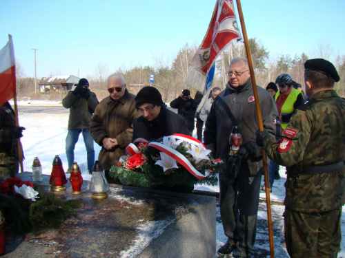 Składanie wieńca od rowerzystów z Pttk Grażyna M, Lucjan Z. i Stanisław R. #PttkStaszówOdwet