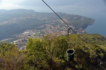 Widok z kolejki linowej na jezioro Maggiore #KolejkaLinowa #Kolejka #Wyciąg #SassoDelFerro #Włochy #góry