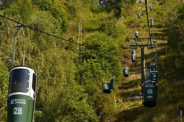 Wagoniki są odwzorowane na kosze do zbioru winogron. #KolejkaLinowa #Kolejka #Wyciąg #SassoDelFerro #Włochy #góry