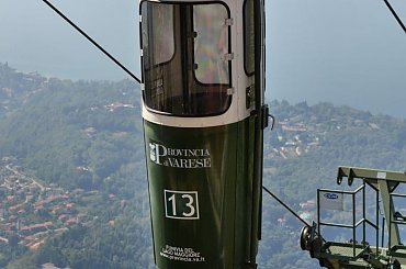 Wagoniki są odwzorowane na kosze do zbioru winogron (zamknięty). #KolejkaLinowa #Kolejka #Wyciąg #SassoDelFerro #Włochy #góry