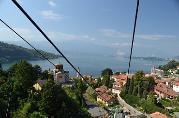 Widok z kolejki linowe na Laveno i jezioro Maggiore #KolejkaLinowa #Kolejka #Wyciąg #SassoDelFerro #Włochy #góry