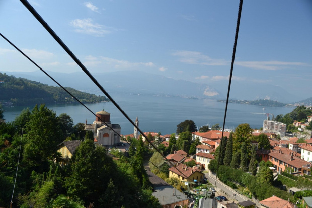 Widok z kolejki linowe na Laveno i jezioro Maggiore #KolejkaLinowa #Kolejka #Wyciąg #SassoDelFerro #Włochy #góry