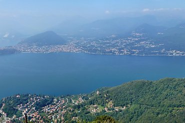 Z Sasso del Ferro można podziwiać przepiękny widok na malowniczą okolicę wybrzeża Lombard jeziora Maggiore. Czas przejazdu na wierzchołek Sasso del Ferro to ok. 16 minut na wysokość 1062 n.p.m. #KolejkaLinowa #Kolejka #Wyciąg #SassoDelFerro
