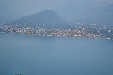 Widok z kolejki linowej na jezioro Maggiore #KolejkaLinowa #Kolejka #Wyciąg #SassoDelFerro #Włochy #góry