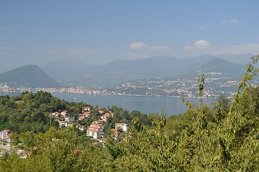 Widok z kolejki linowe na jezioro Maggiore #KolejkaLinowa #Kolejka #Wyciąg #SassoDelFerro #Włochy #góry