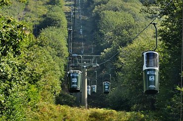 Wagoniki są odwzorowane na kosze do zbioru winogron. #KolejkaLinowa #Kolejka #Wyciąg #SassoDelFerro #Włochy #góry